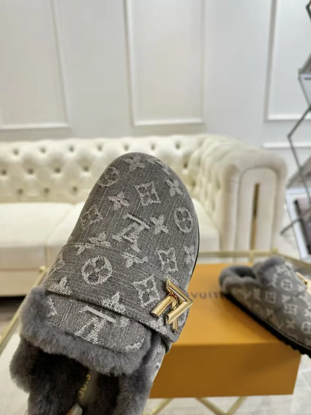 p600✨ LV Couple’s Wool Slippers｜Full of high-end feel, the soles of your feet are luxurious✨ We have achieved the ultimate restoration of the "higher version" of this pair of LV classic toe-toe slippers! 👫💫 🌟 The core advantages are clear at a glance: ✔️ Original jacquard + cowhide fabric, delicate texture, high-end at first glance; ✔️ 280% pure wool lining, wearing barefoot is like stepping on clouds ☁️, soft and skin-friendly and not sweaty; ✔️ Non-slip rubber bottom + three-dimensional toe design, super stable for walking, fashionable and practical!  👀 Must-have attention to detail: Belt buckle + classic LV presbyopic elements, revealing the aura of a big-name brand in a low-key manner ~ Whether it is a couple dating or a trip with besties, both of them are the focus when they go out👟💖 ✨ Easily match the wardrobe: jeans + sweaters, lazy and casual style ✔️ Coat + skirt, refined and elegant ✔️ One pair of shoes can handle a variety of styles, and the sense of luxury is never artificial ~ #LV slippers #couple outfit #High-End Customization #Quality Shoes Recommendation Fabric: Yangjing/classic jacquard fabric Lining: Imported wool lining Sole: Original rubber sole Size: Female 35-41 Male 38-46